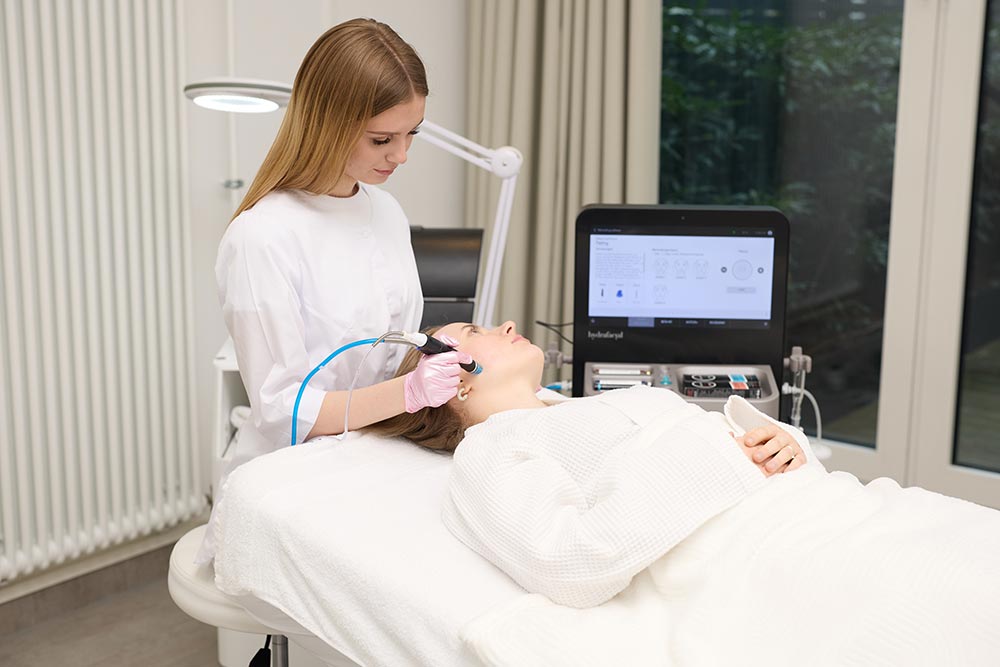 HydraFacial Gesichtsbehandlung im Studio mit HydraFacial-System – porentiefe Reinigung und frischer Glow in Berlin.